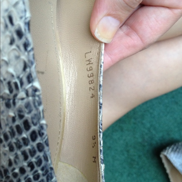 Stuart Weitzman beige croc with wooden heels. - Picture 6 of 7